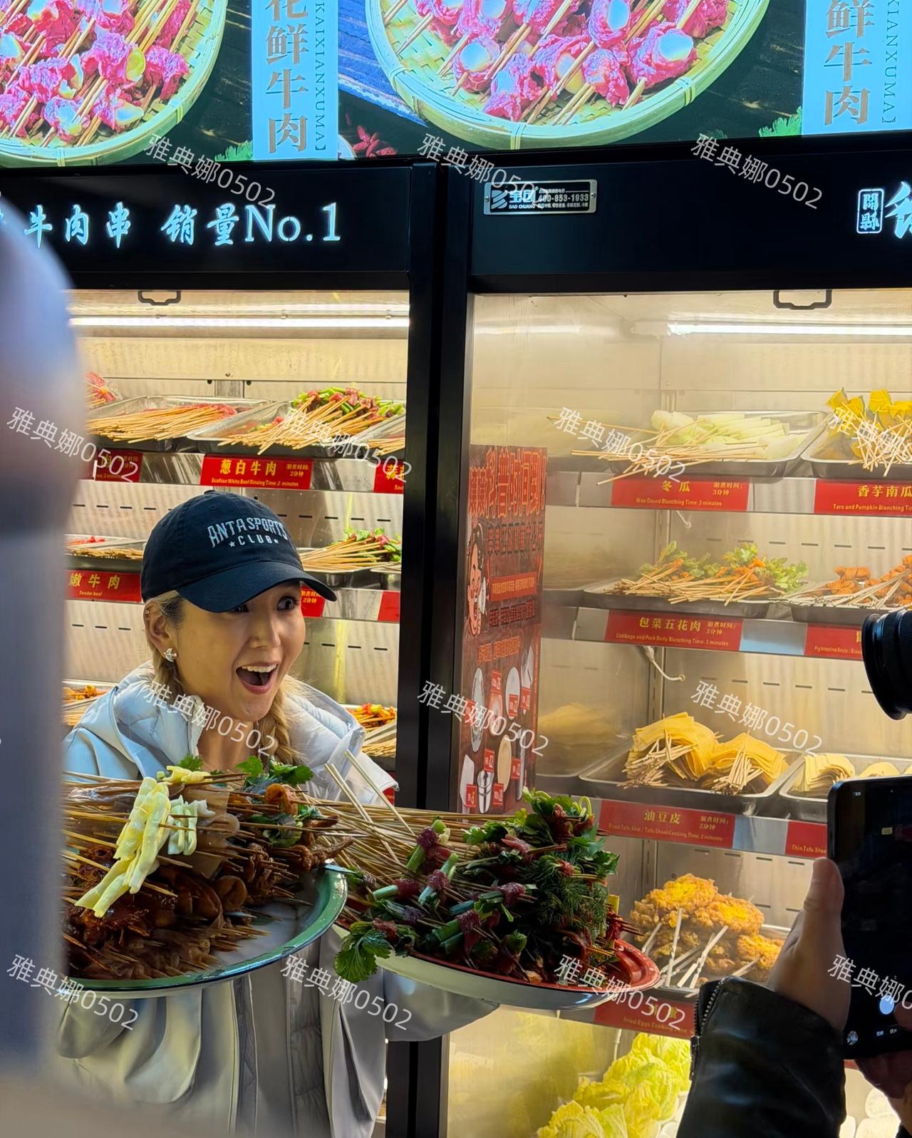 上海吃串串偶遇何洁，本人并没有很胖脸很小，本来皮肤就不够白皙的她，把头发染成了浅