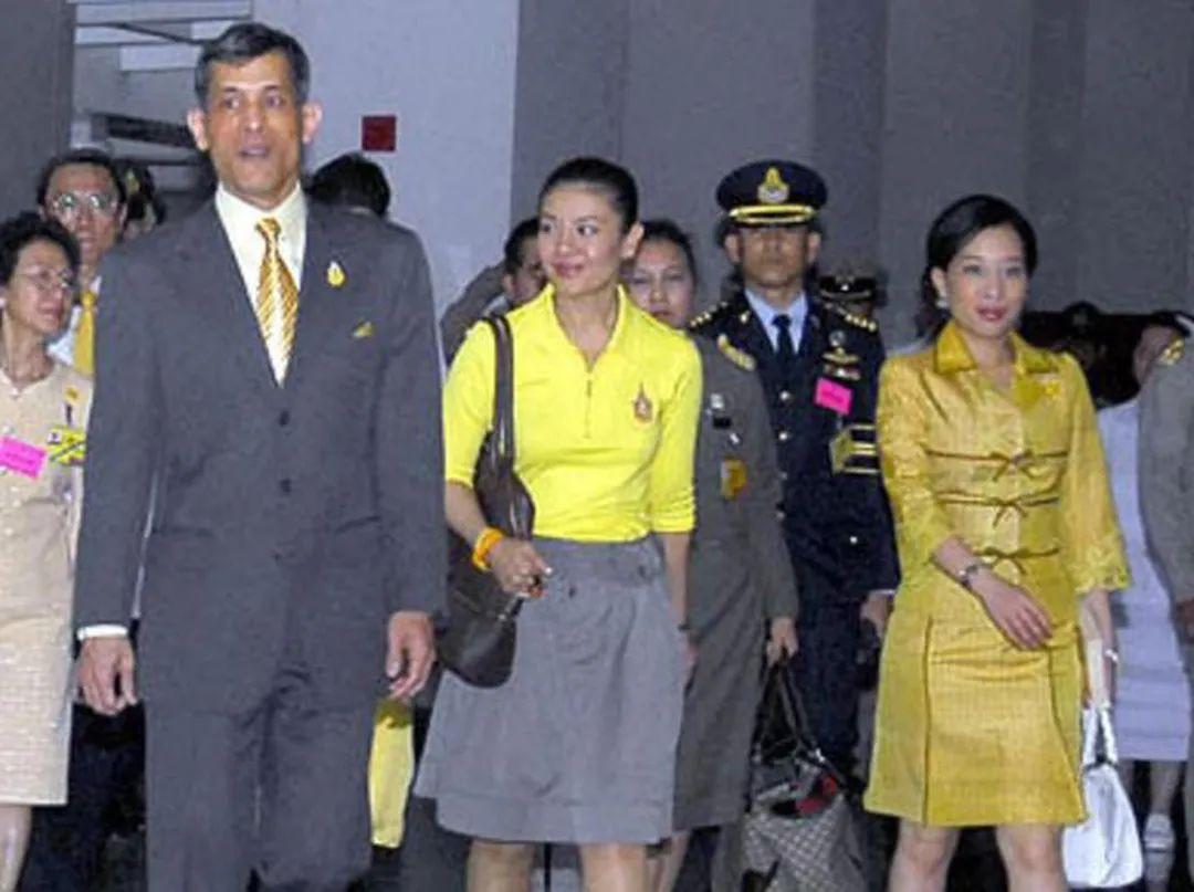 泰王很高，西拉米很显年轻，当年她看起来比长公主还年轻。他们三人同框，西拉米笑得好