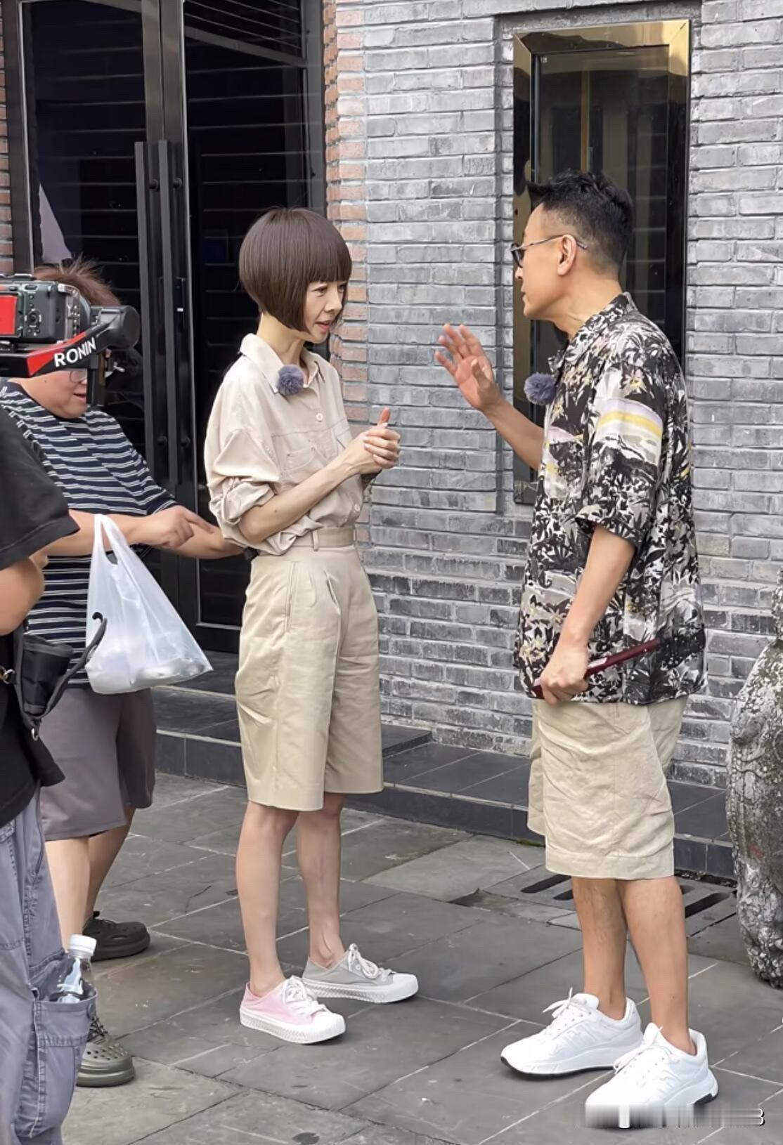 56岁的陈鲁豫越来越有气质了，比之前看起来要干练一些，感觉气质不输杨澜。其实她的
