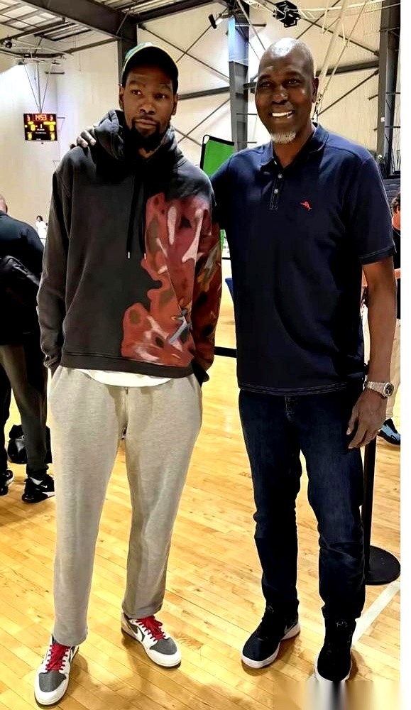 我们被NBA整整忽悠了三十年。那个在内线遮天蔽日、号称7尺的“大梦”奥拉朱旺，根本就没有2米13！今