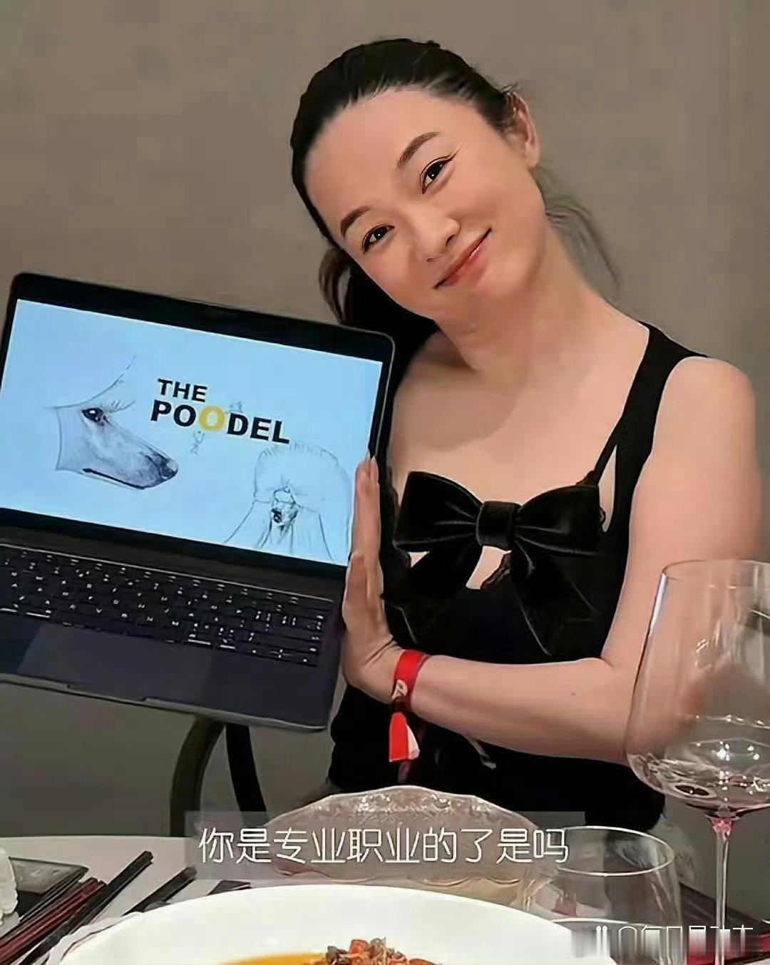 45岁霍思燕参加姐妹聚会，她现在真富态，整个人肉嘟嘟的。甘薇，熊乃瑾，还有贾乃亮前妻都来了。4个好姐
