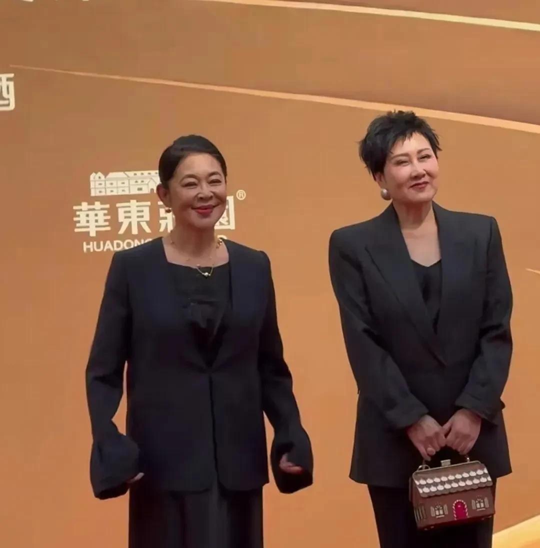 贵圈修罗场！华表奖红毯惊现世纪同框，陈红十指紧扣陈凯歌大秀夫妻档，三十米外倪萍挽