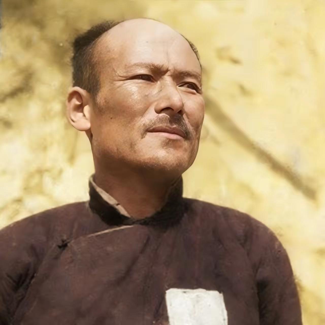 1947年，胡宗南占领延安后，被俘变节的公安局科长韩继恩，一张罕见的留影，照片中