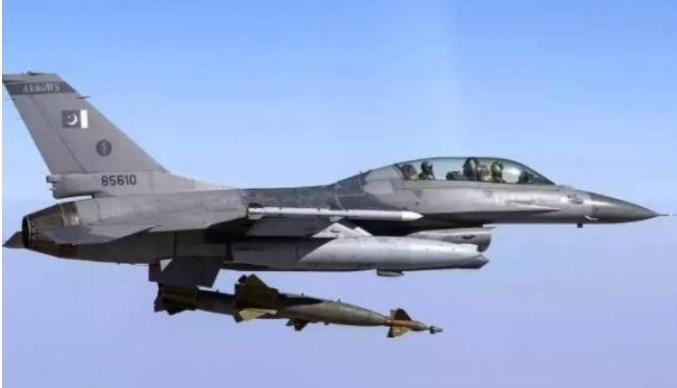 扎心了几十年！中国战机曾被叫“穷人的F-16”，如今老眼光早就过时了。巴基斯坦飞