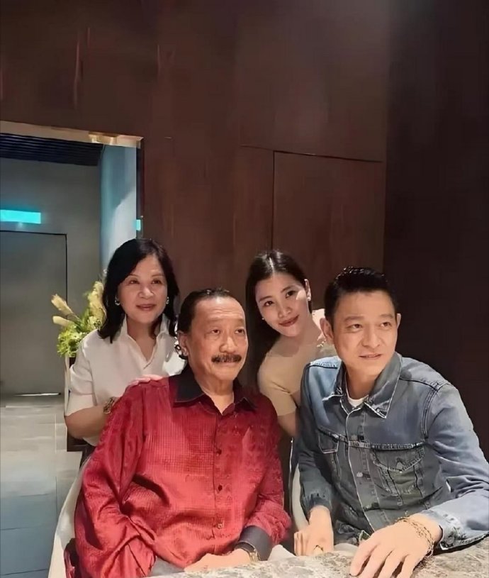 64岁刘德华陪朱丽蒨回马来西亚娘家，和妻舅陈志远一家聚餐。他黑发显年轻，打扮低调