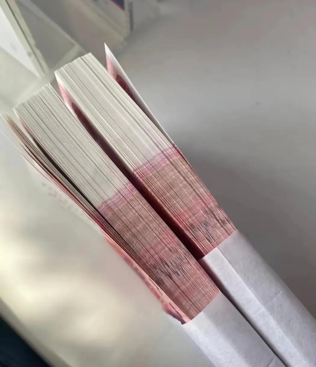 一年存2-3万算穷人吗？最近刷到个话题：一年只存2-3万，到底算不算穷人？