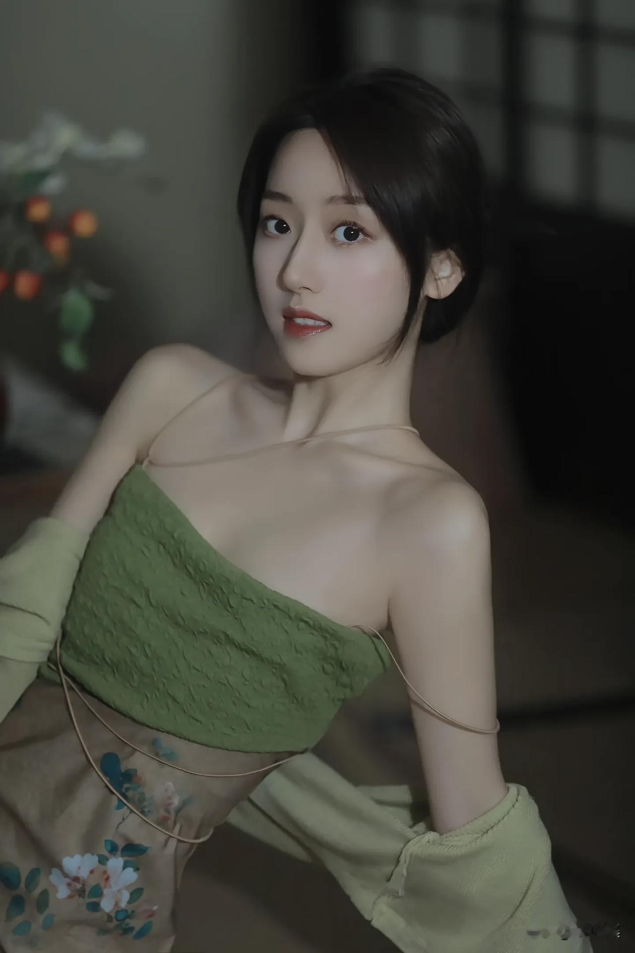 优雅绿裙，复古风情，精致妆容，气质满满。