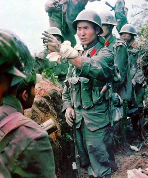 1979年，我军战士巡逻时，意外发现一个手脚溃烂之人，他身上有一支枪和300发子
