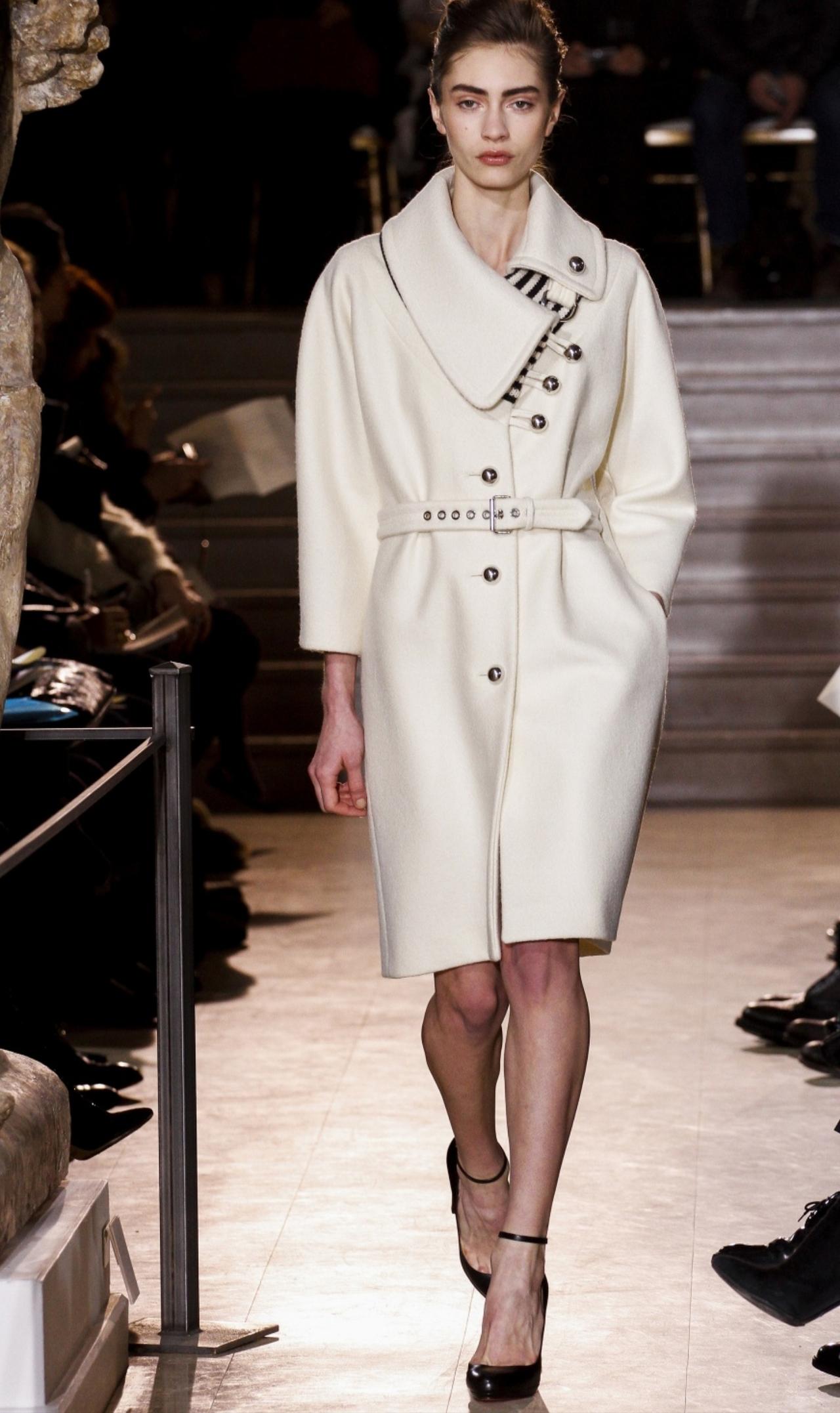 BouchraJarrar2013春夏高定系列，色彩上是典型的"法式克制"。