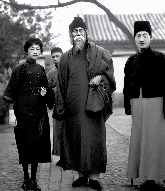 对比一下林徽因和徐志摩的穿着打扮，同样出生于贵族上流家庭的泰戈尔，好像乡下老农