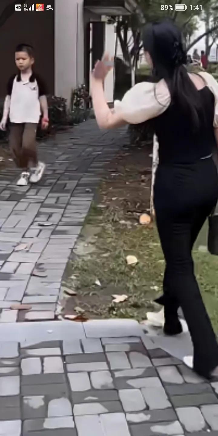 心酸，女子离婚四年，在见儿子己成陌生人，母子在公园偶遇，妈妈打招呼给儿子，儿子一