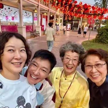 柯蓝、瞿颖、李宗翰在泰国过春节。两个女人，都曾和李亚鹏谈过恋爱。现在她们坐在同