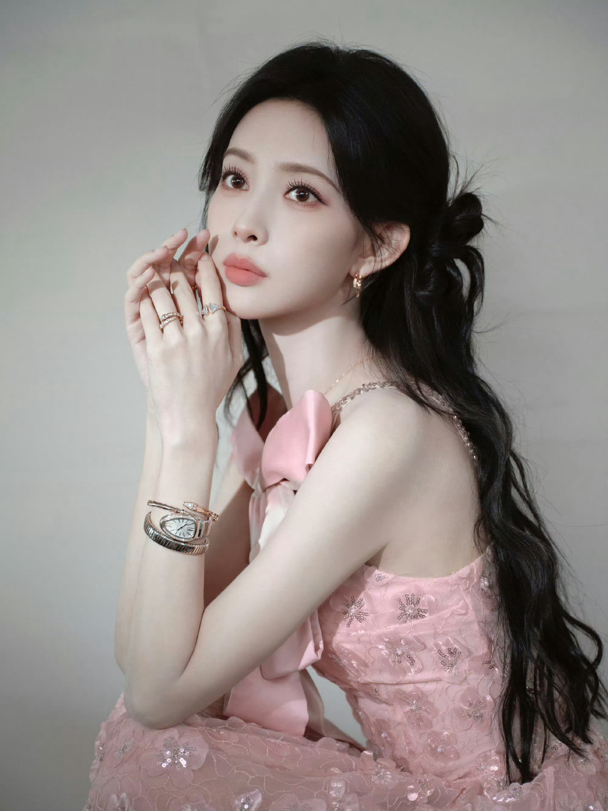 孟子义：粉色系穿搭尽显温柔，与萌宠同框画面治愈🤩​​​
