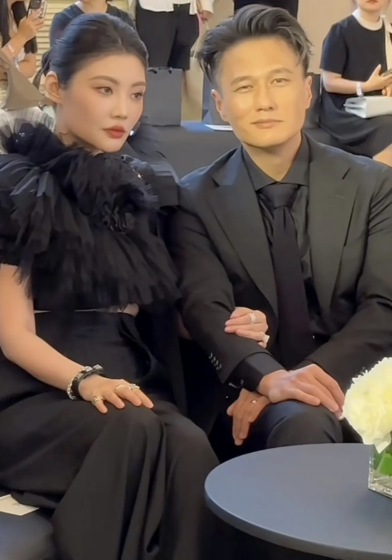 尹子维和徐冬冬真尴尬，他们俩明明是演员，却给人一种网红感，合体出席活动也没啥热度