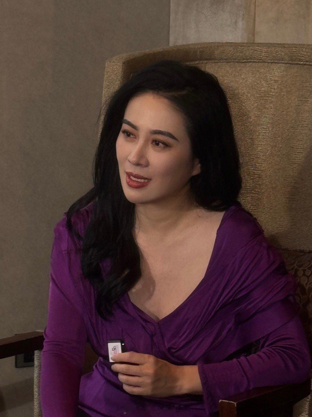 叶璇现实版苏明玉早早褪去稚气独自长大，远离家乡独自求学打拼，叶璇凭才华与努力打破