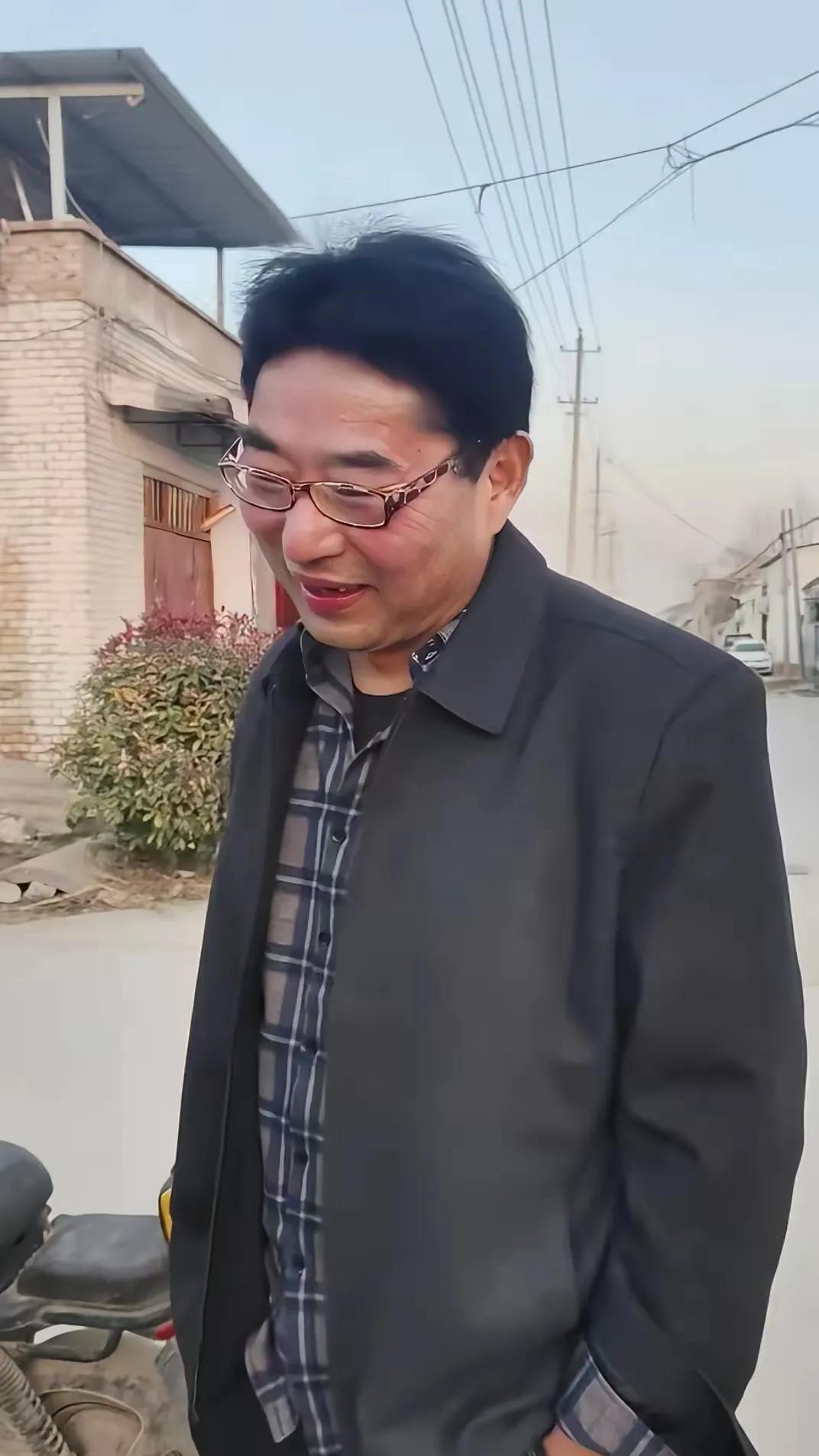 谁能想到，朱雪梅和她老公，这对曾被嘲“啃老”的夫妻，现在正悄悄变身“印钞机”。