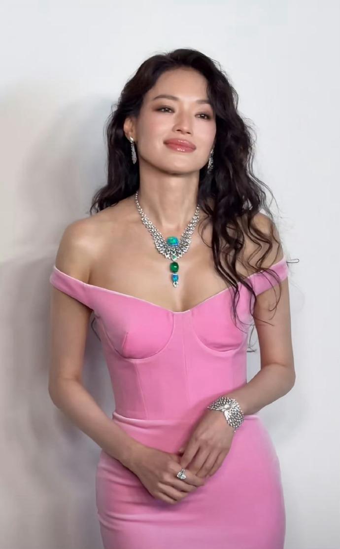 今天舒淇在出席时尚活动的时候搭配一件粉色的裙子，让她展现出清新时尚感，确实是特别