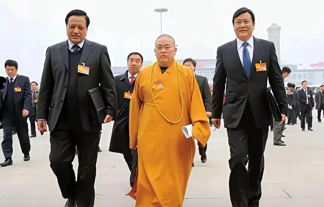 释永信的高光时刻！释永信身穿明黄色袈裟，脖子上挂着硕大的佛珠，气宇轩昂地向前走