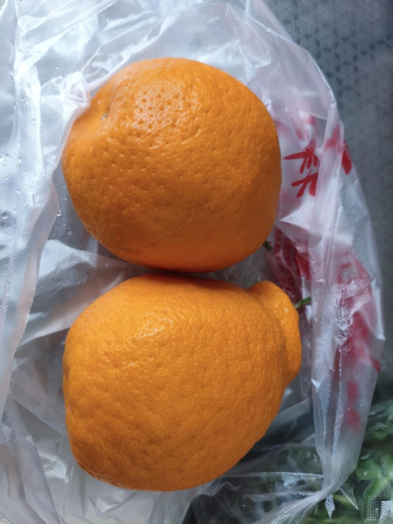 早上去菜市场。看见粑粑柑新鲜，就买了几个。粑粑柑一斤5元，我买了7个，一共2