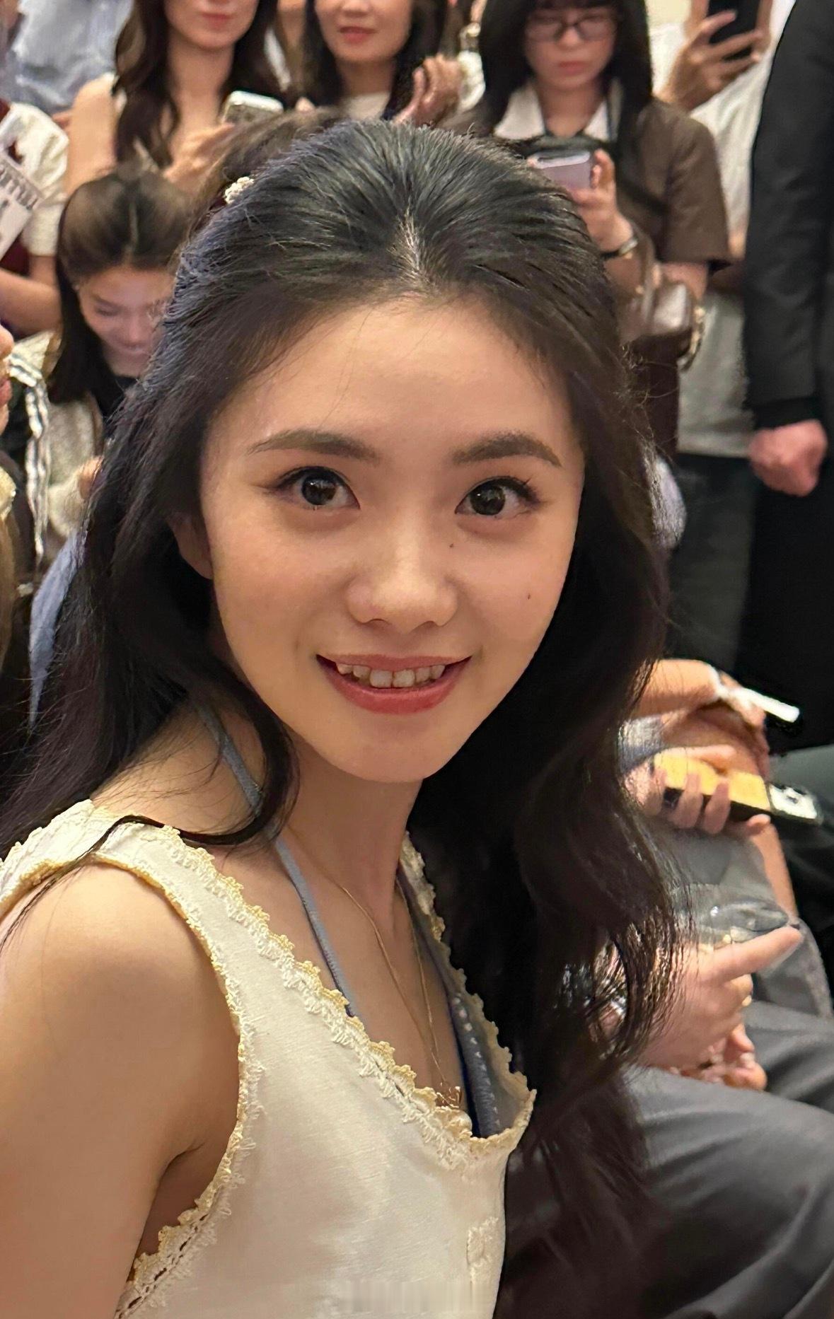 终于知道让刘浩存演忆秦娥了...没有打光的情况下，这双眼睛两盏灯确实非常亮。Mi