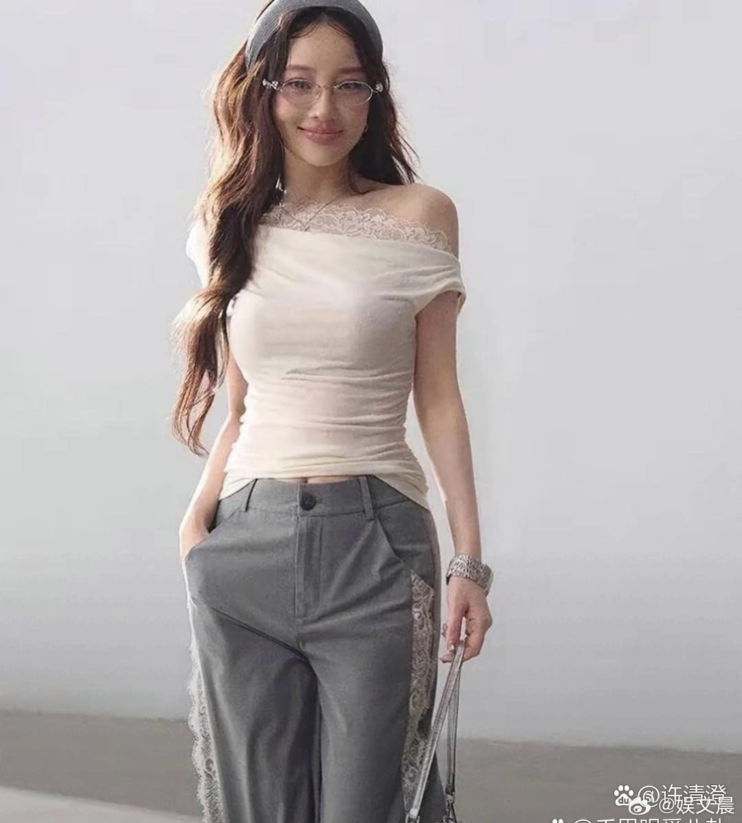 李小璐现在的变化也太大了，气质和模样都跟以前不一样，不仔细看真的快认不出来了。