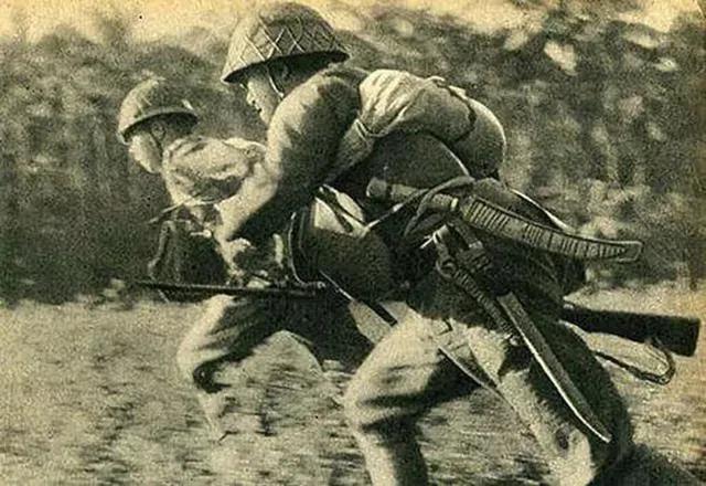 深夜，一个日本兵进入一户农家并从门缝里塞进一沓钞票，在老农心惊胆战时，他说：“别