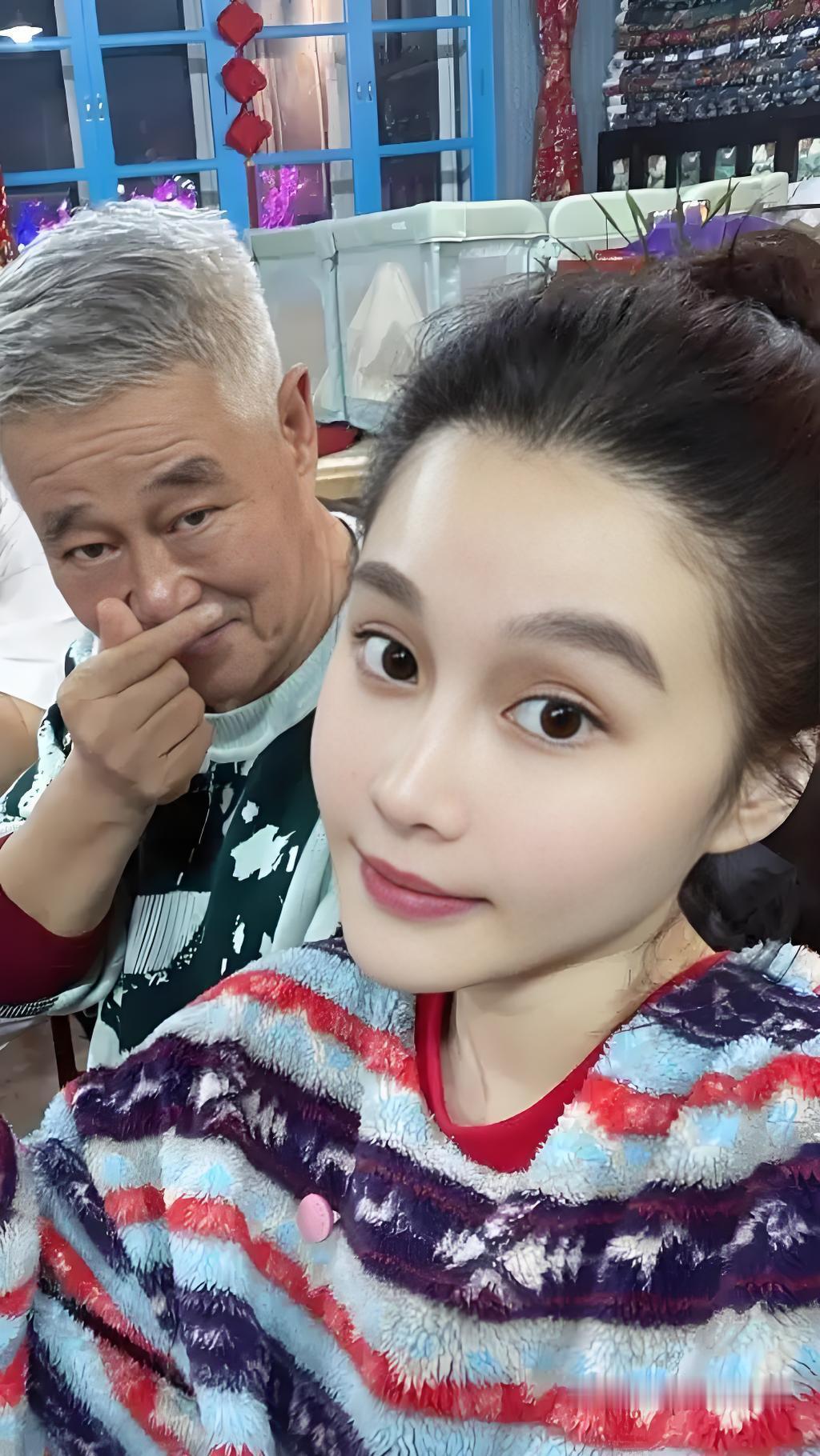 对比闫学晶，我更喜欢的是球球。闫学晶总想摆脱农村身份，哭穷摆架子！球