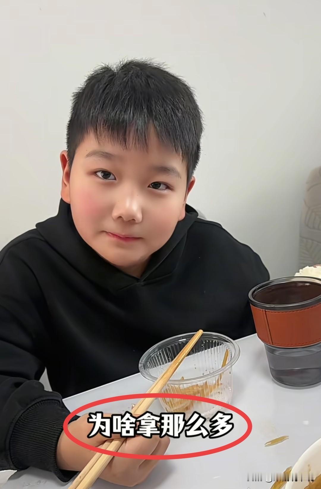 善恶还真是骨子里带来的！这位小朋友就是天生善良，起因是小男生的妈妈撞见自己的儿子