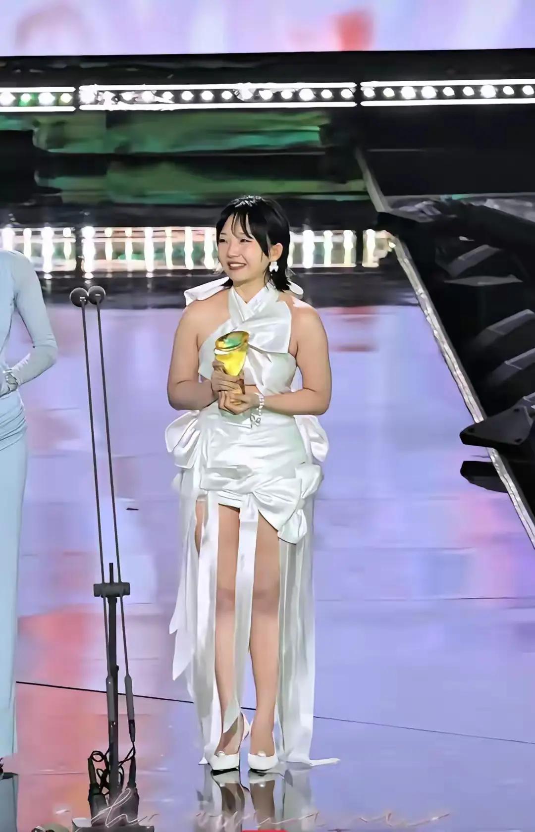 这位姐，你穿的衣服出门前不仔细看看吗？一点都不适合你呀。