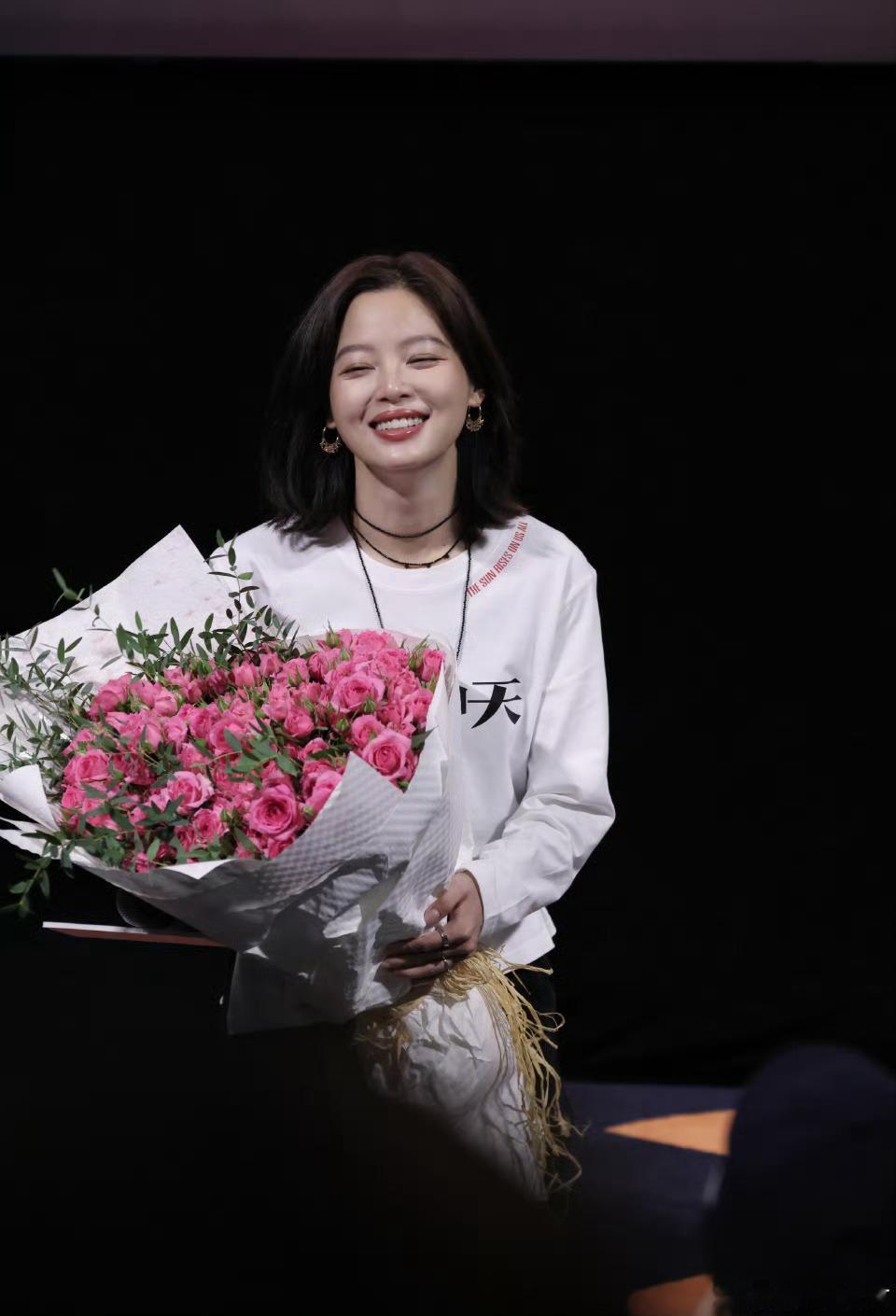 辛芷蕾紧急撤回一个比心辛芷蕾怎么这么可爱哈哈哈，紧急撤回一个比心​​​