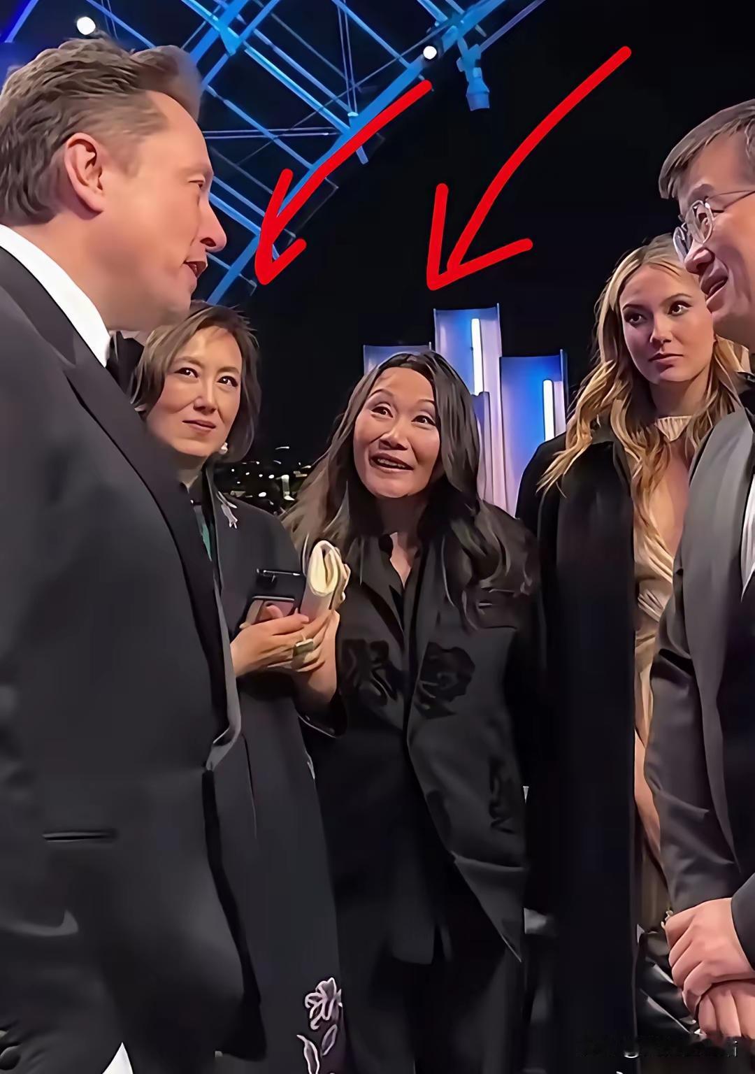 终于明白马斯克为什么能让那么多女人愿意给他生孩子了，在一场活动中，谷爱凌妈妈看马