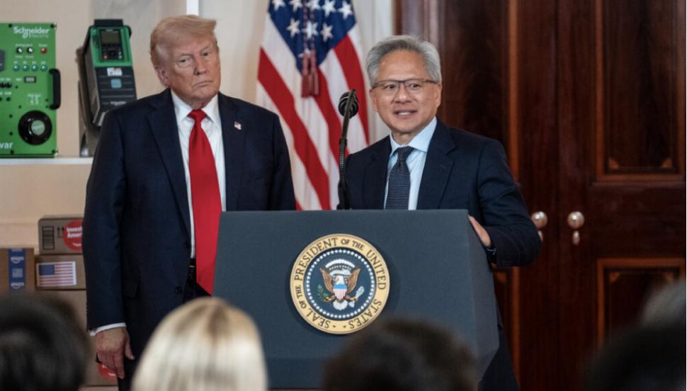 特朗普光速变脸，暗示继续放宽对华芯片出口，包藏什么祸心？8月11日，特朗普在白