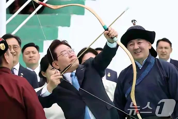 韩国总统李在明和夫人金惠景在蒙古国访问期间，练习射箭的模样真是太搞笑了，自己都被