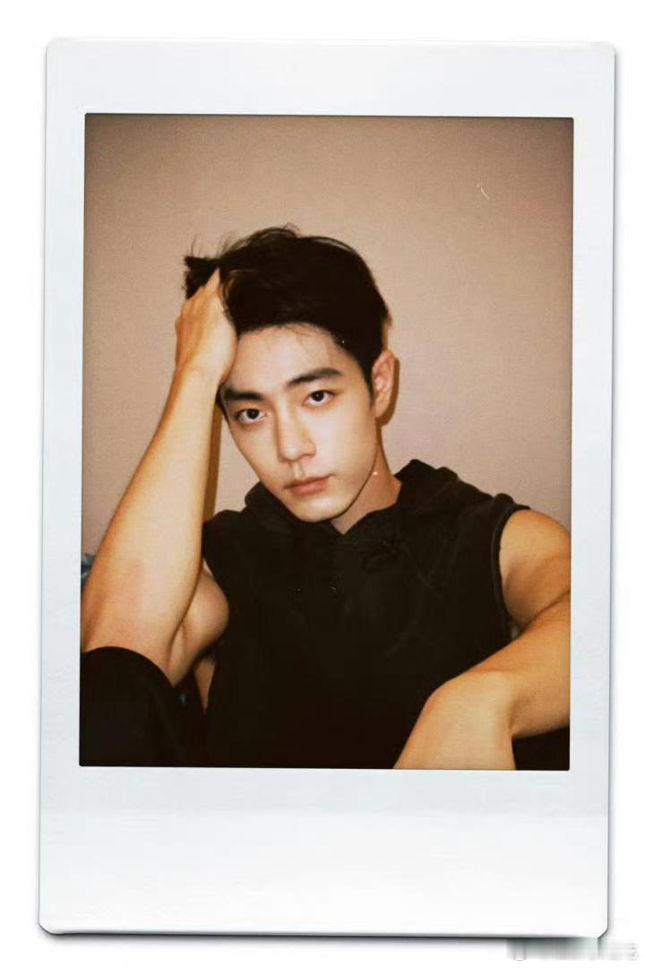 看肖战应该先看手还是看脸啊