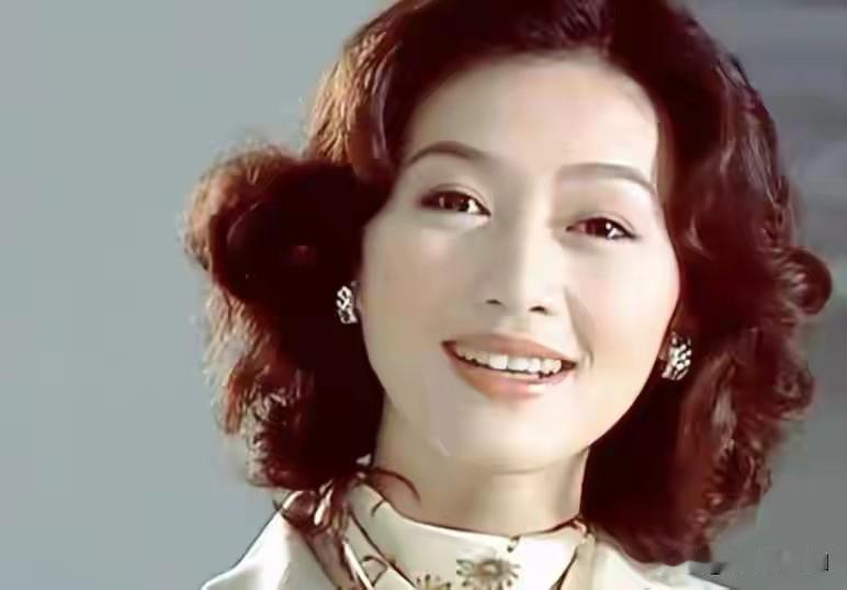 看看这对夫妻，女人漂亮气质佳，男人当年的财富让人震惊！但是，财富与风险总是并存，