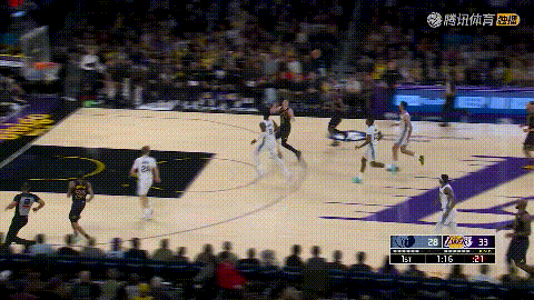 在今天湖人主场迎战灰熊的比赛中，发生了让人瞠目结舌的一幕。当时比赛进行到了第一节