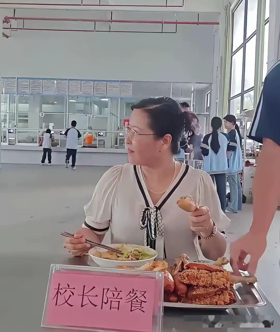 这几年，学校陆续出现了校长配餐，家长配餐。可是，孩子每次回来都跟饿狼一样。要知道