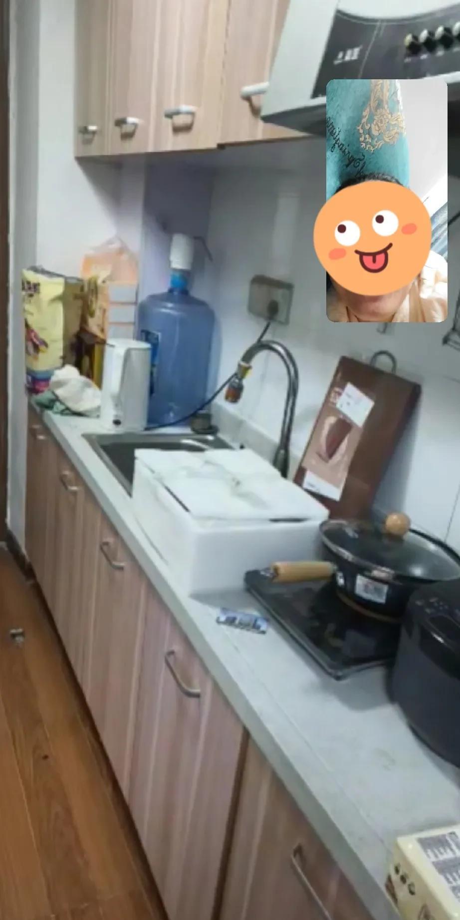 儿子的女朋友，昨晚坐飞机从深圳飞到儿子那里，晚上一点钟到，儿子开车去接她。在这