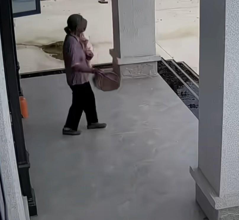 奶奶抱着孩子下台阶，结果不慎摔倒，孩子的头重重磕在地上。妈妈说，奶奶也80多岁