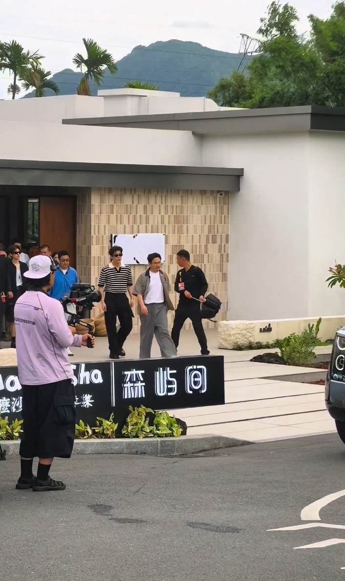 享界上综艺了，现在就出发第四部的录制现场，沈腾开享界G9，黄景瑜坐副驾。