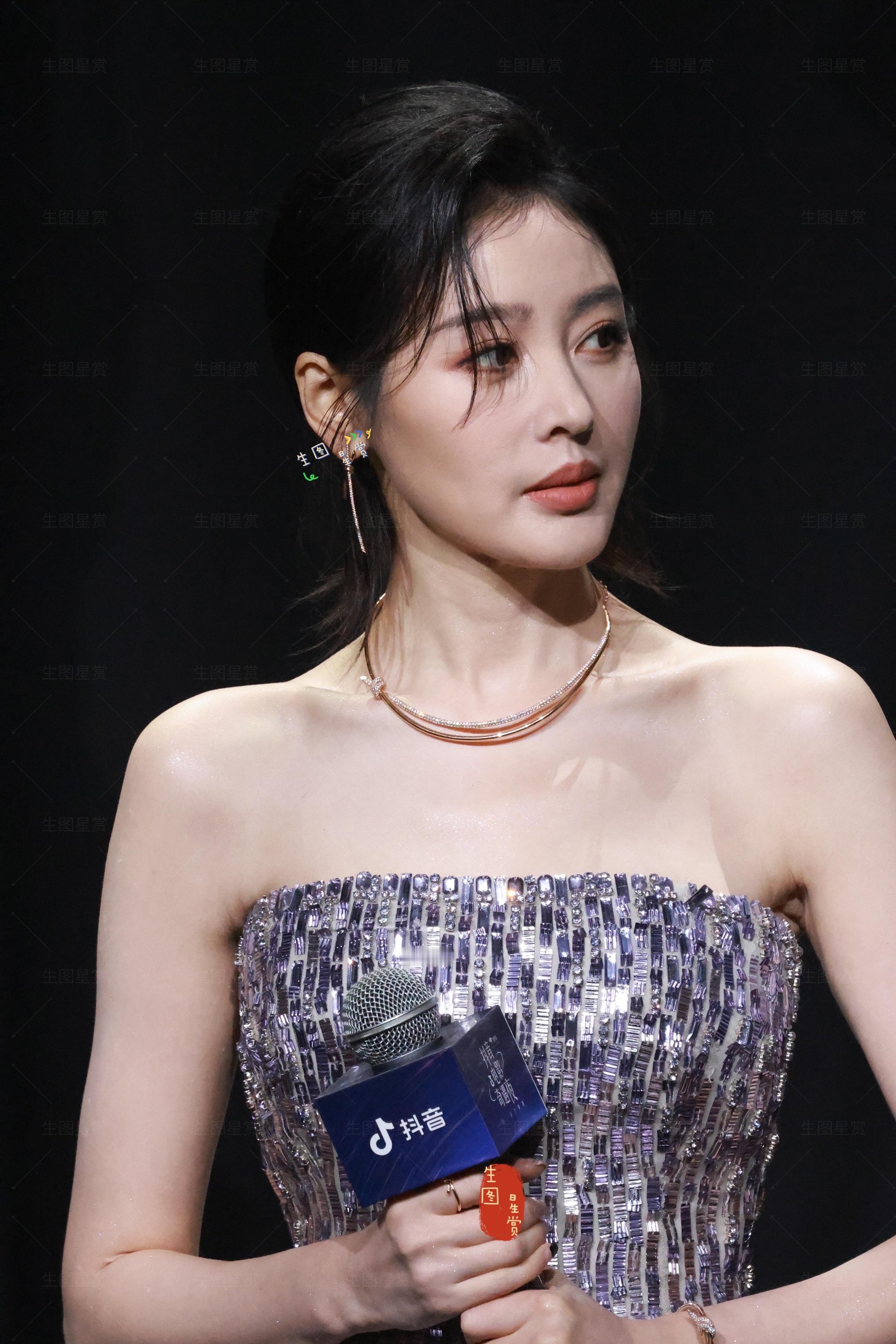 张天爱亮相电影奇遇夜红毯生图直出的美貌电影开个玩笑