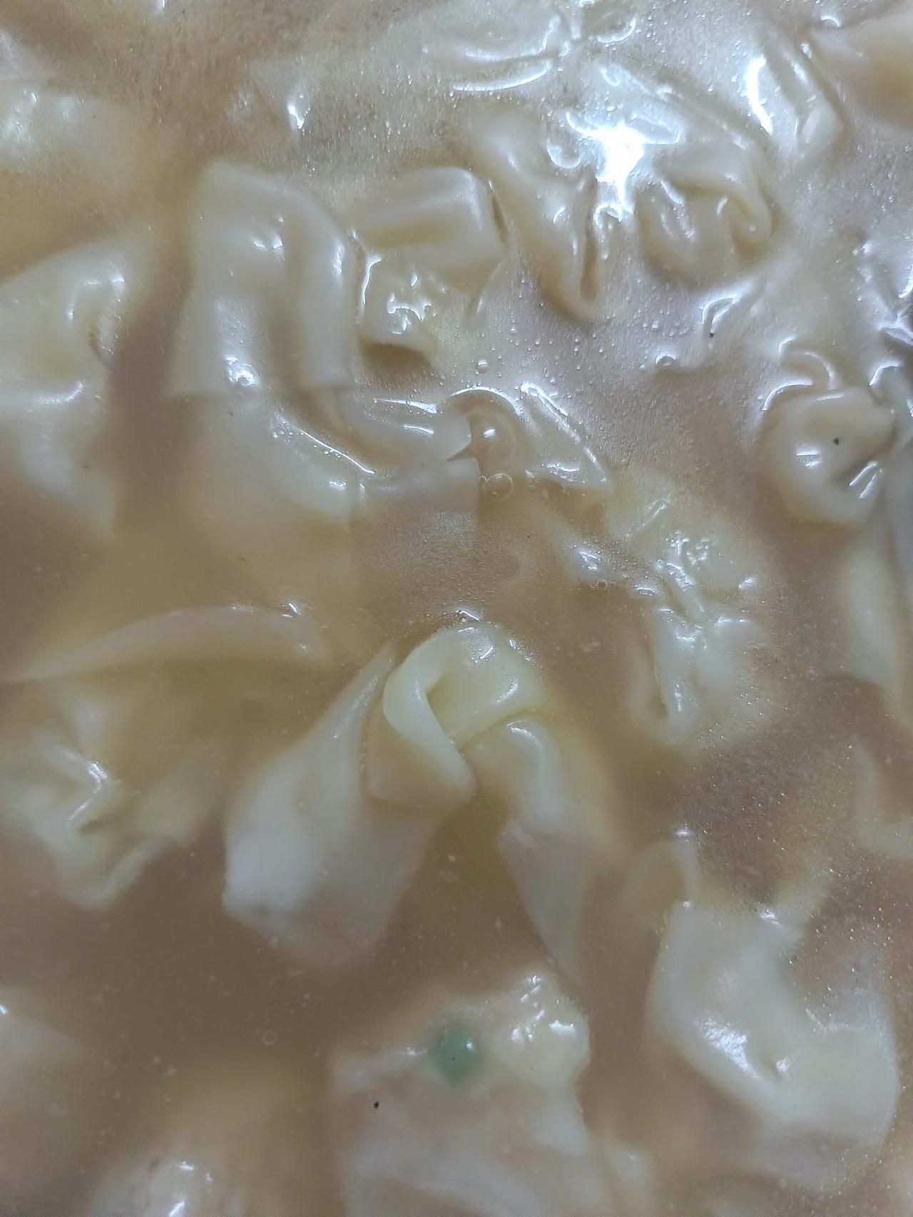 自己包的馄饨，煮了个早餐，汤里面加了点十三香的粉，味道就是不一样了，非常好吃，家