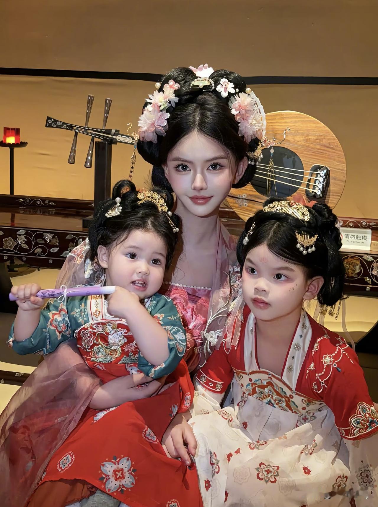 韩安冉不讨喜，但她的小女儿优米真的好可爱啊，穿上古代服饰萌化了，脸蛋肉嘟嘟，可爱