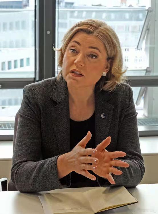 欧盟委员会执行副主席汉娜·维尔库宁昨天接受日本记者采访时表示，日中关系因高市早苗