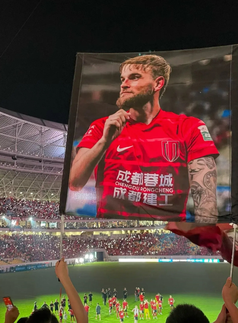 提莫莱切特续约问题不大了，但是蓉城下赛季还是应该买一个外援中卫，毕竟一旦莱切特缺