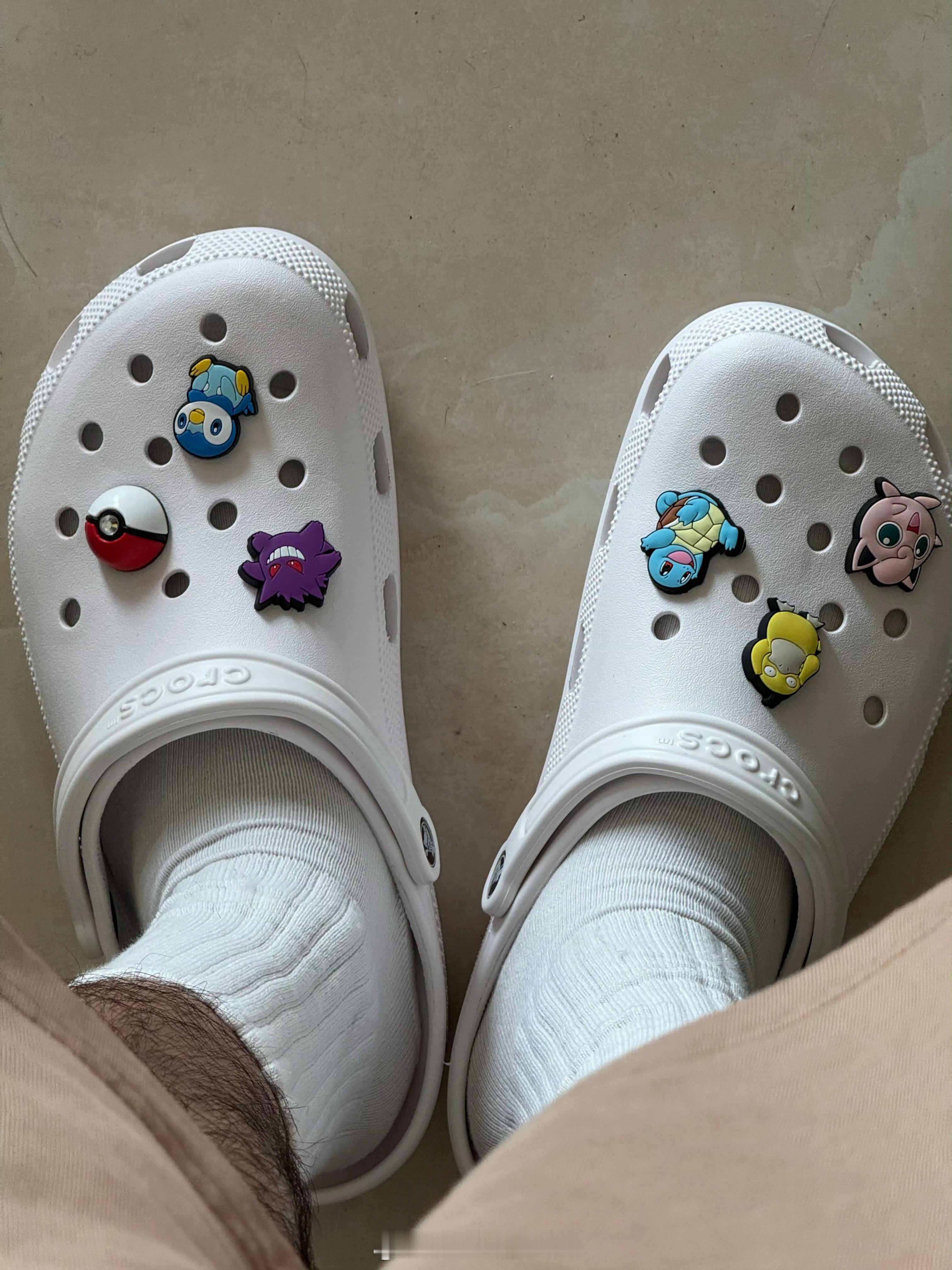 洞洞鞋突然卖不动了[跪了]其实我真的觉得不好穿…鞋底好软穿起来真的好不舒服[晕