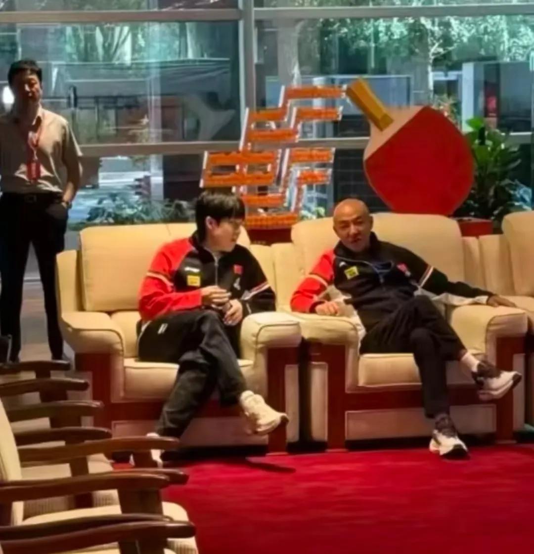 王楚钦和肖指导这坐姿太霸气了！肖战指导双手摊开沙发一坐，特别有大佬的气质！[大