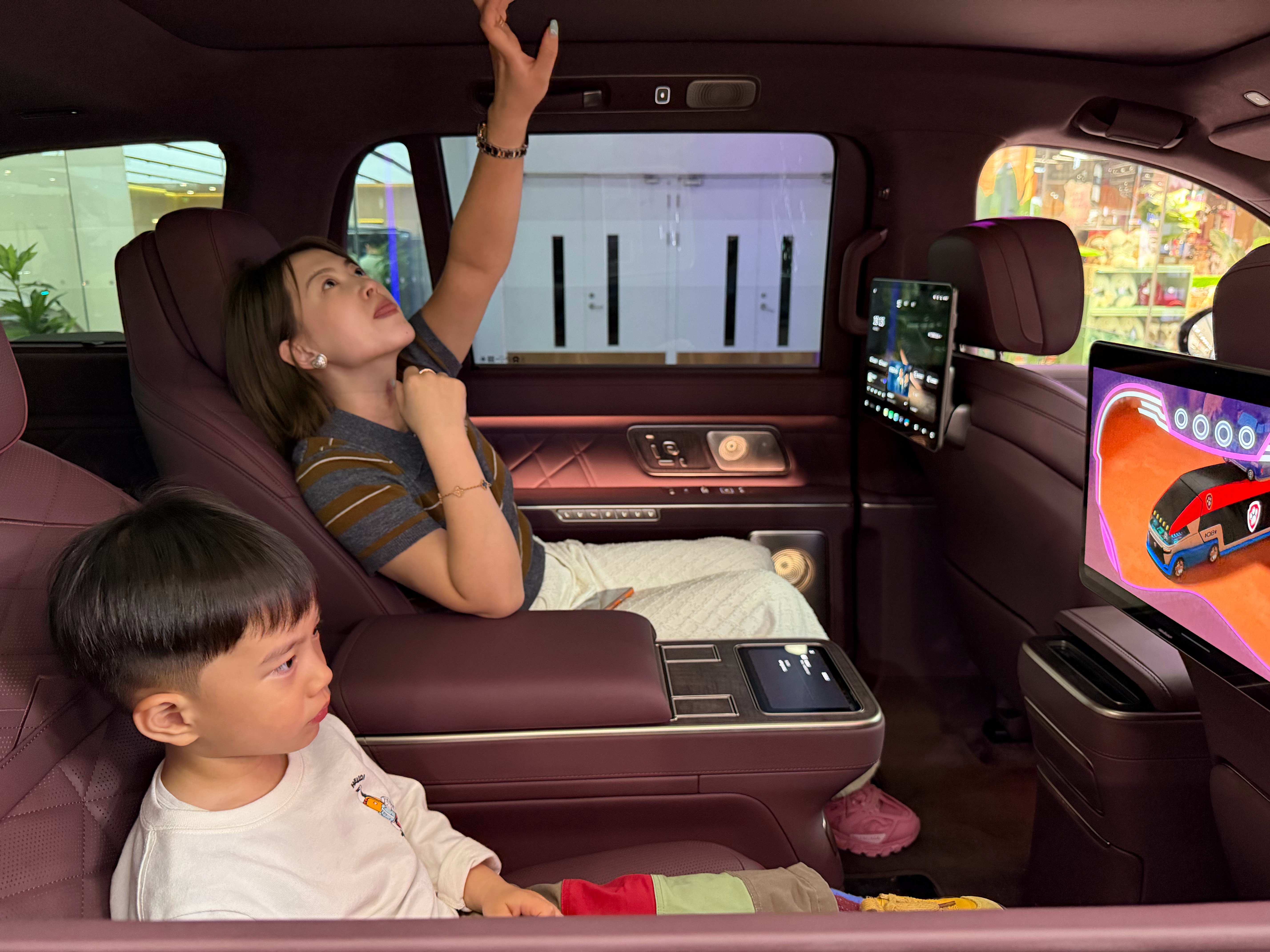 理完发，带两位领导看一下车！我媳妇第一次见ES9听完预售价表示很吃惊！天津·万