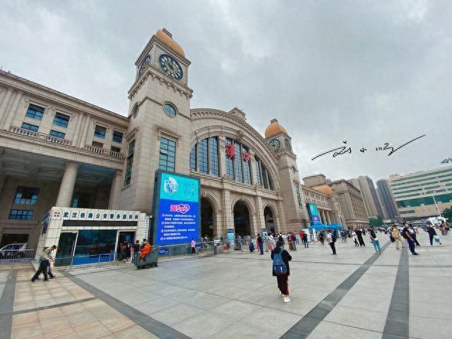 汉口站位于湖北省武汉市江汉区的发展大道，是武汉三大特等站之一，也是国内最大的欧式