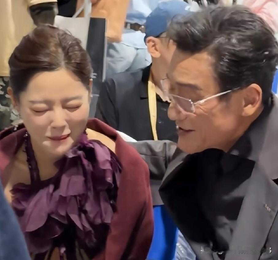 看到影帝梁家辉和辛芷蕾同框，真是有趣的组合！家辉哥亲切随和，没一点架子，